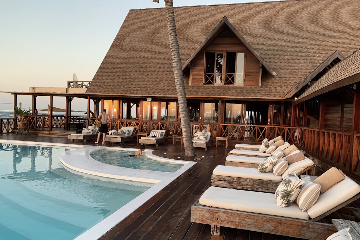 Khách sạn Pearl Beach Resort